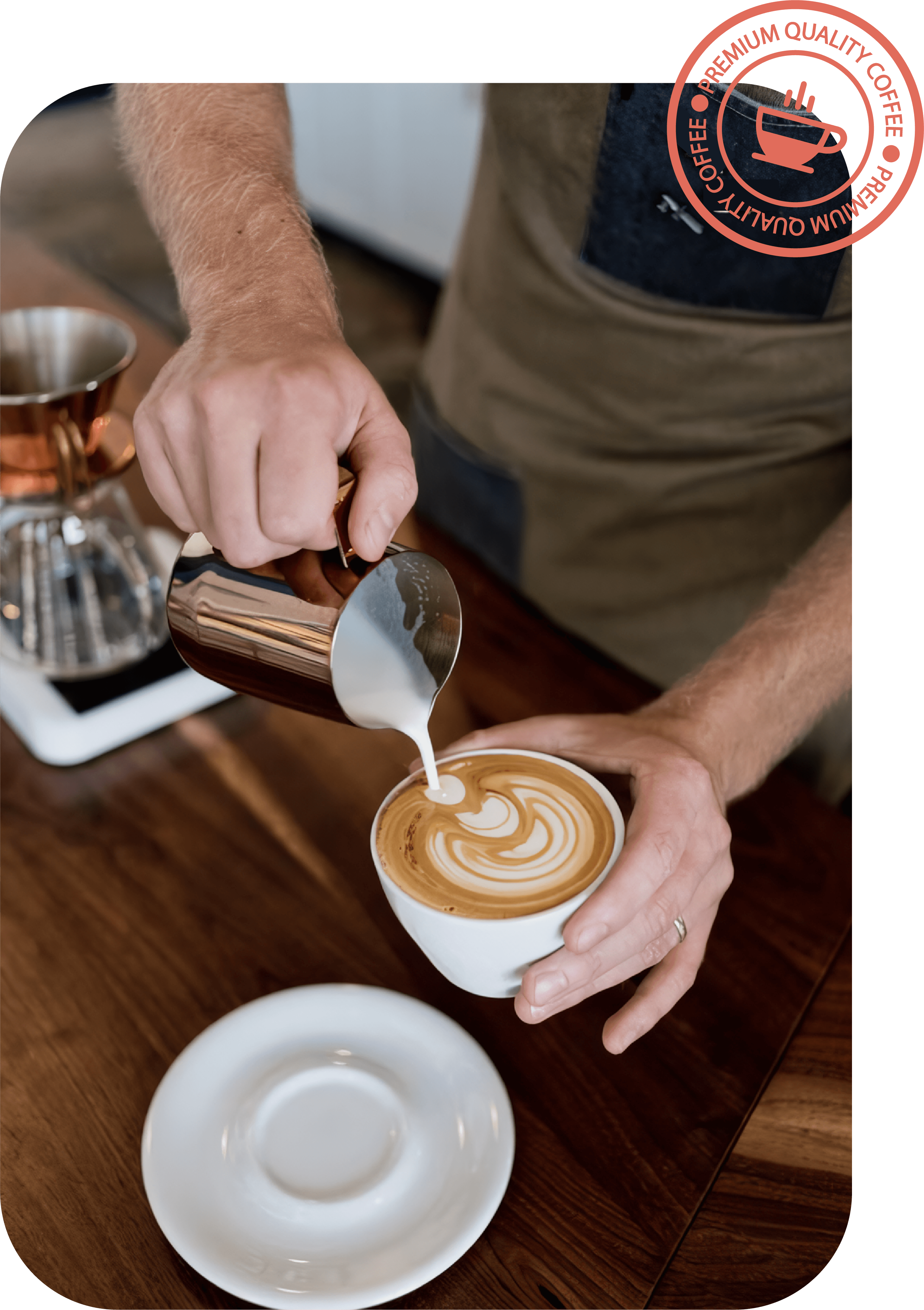 Imagen de un barista preparando café latte